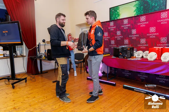 An organizer and participant during a prize presentation – Alakonnu Rally 2026, awards ceremony