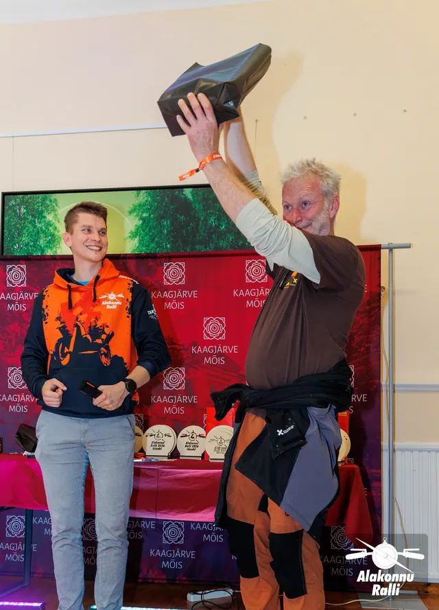 An organizer and participant during a prize presentation – Alakonnu Rally 2026, awards ceremony