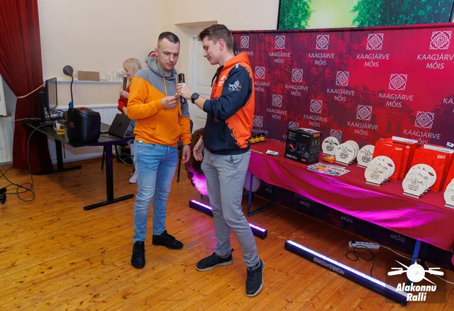 An organizer and participant during a prize presentation – Alakonnu Rally 2026, awards ceremony