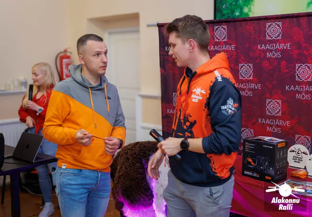 An organizer and participant during a prize presentation – Alakonnu Rally 2026, awards ceremony
