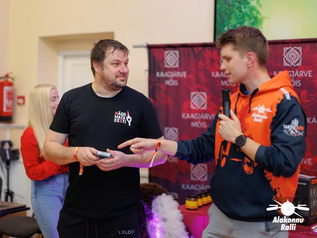 An organizer and participant during a prize presentation – Alakonnu Rally 2026, awards ceremony