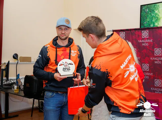 Organizers with a participant at the rally awards ceremony – Alakonnu Rally 2026, awards ceremony