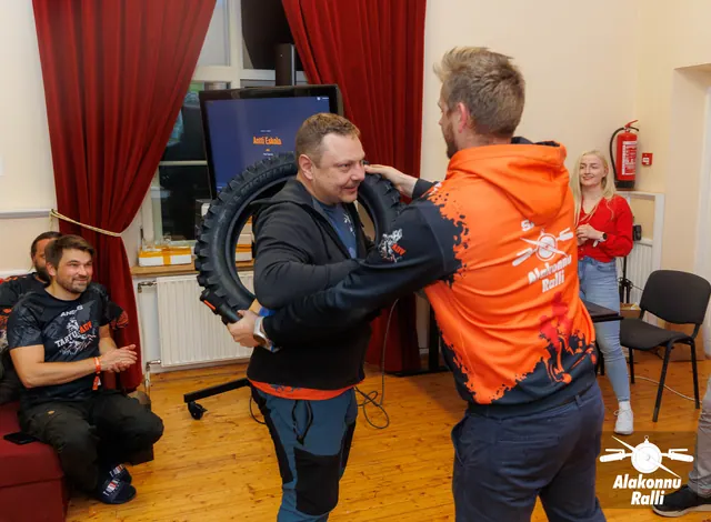 Korraldajad koos osalejaga ralli autasustamisel – Alakonnu Ralli 2026, autasustamine