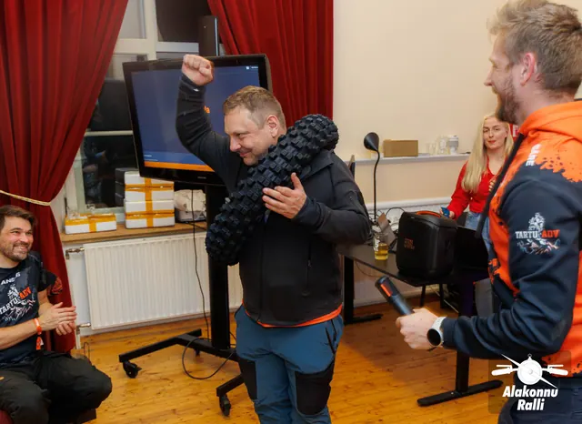 Korraldajad koos osalejaga ralli autasustamisel – Alakonnu Ralli 2026, autasustamine