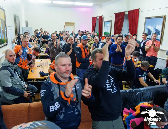 Osalejad aplodeerivad autasustamise saalis – Alakonnu Ralli 2026, Autasustamine