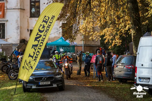 Alakonnu Ralli 2026: mootorratturid ja pealtvaatajad sügiseste puude all kollase lipu kõrval.
