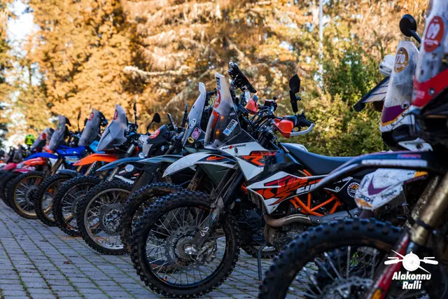 Alakonnu Ralli 2026: enduromootorrataste rivi sügiseste puude all.