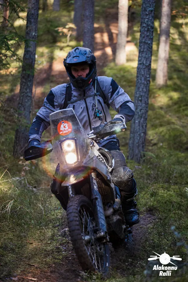 Alakonnu Ralli 2026: halli sõiduvarustusega mootorrattur kitsal metsarajal.