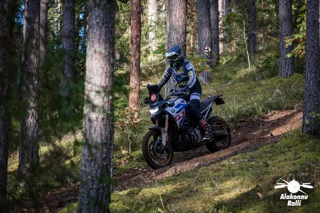 Alakonnu Ralli 2026: mootorrattur läbib männimetsas kulgevat kurvi külgvaates.