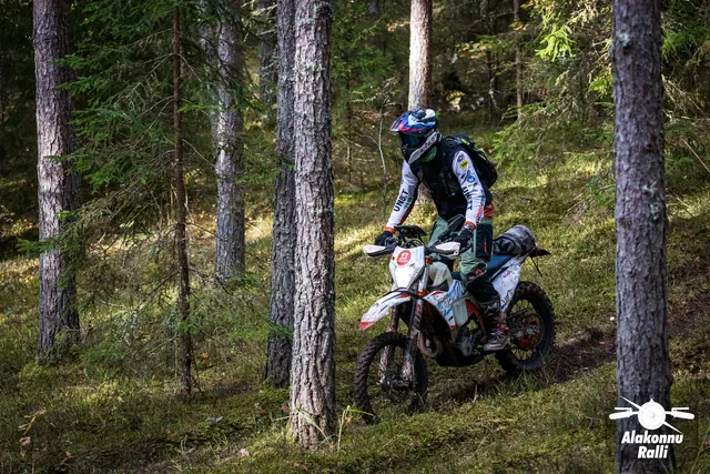 Alakonnu Ralli 2026: sõitja heledal enduromootorrattal möödub männipuust.