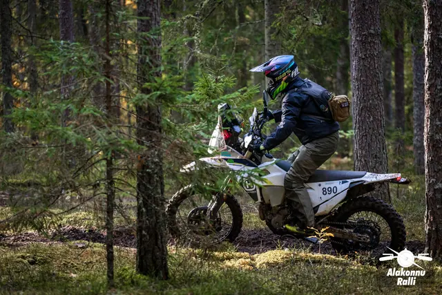 Alakonnu Ralli 2026: seljakotiga mootorrattur sõidab külgvaates mööda metsarada.