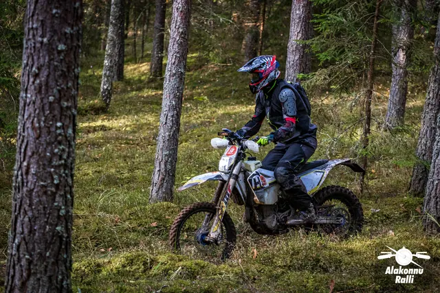 Alakonnu Ralli 2026: tumeda varustuse ja punase kiivriga sõitja heledal mootorrattal.