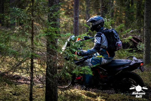 Alakonnu Ralli 2026: mootorrattur möödub kuuseokste tagant samblasel metsarajal.