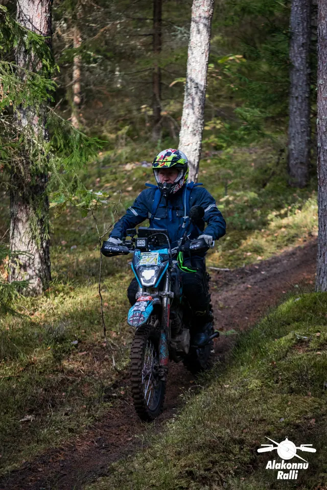 Alakonnu Ralli 2026: sinises varustuses mootorrattur sõidab männimetsa kitsal rajal.