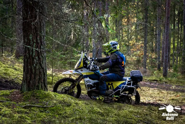 Alakonnu Ralli 2026: kollase kiivriga sõitja kollasel matkaenduromootorrattal metsas.