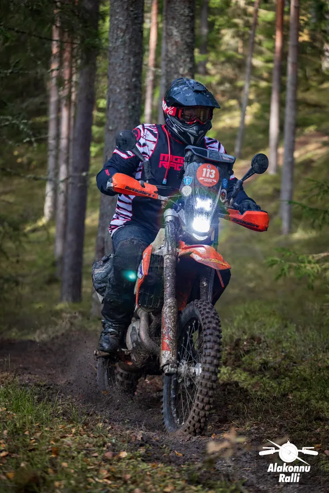 Alakonnu Ralli 2026: punase ja musta varustusega sõitja kõrge tuuleklaasiga mootorrattal.