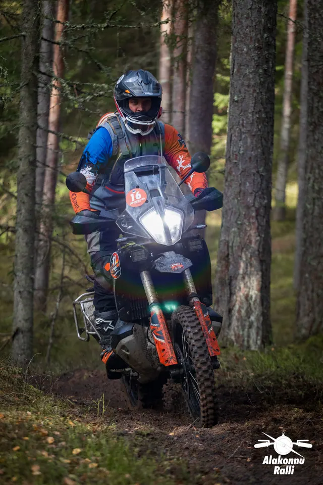 Alakonnu Ralli 2026: sinise ja oranži varustusega sõitja tumedal matkaenduromootorrattal.