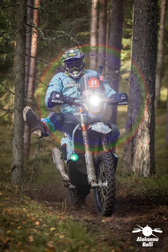 Alakonnu Ralli 2026: mootorrattur läheneb ereda esitulega mööda varjulist metsarada.