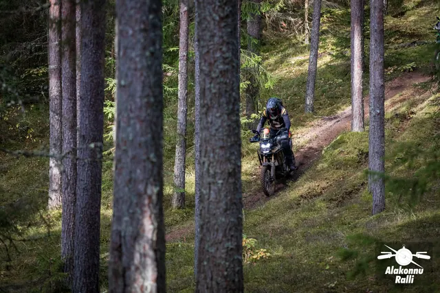 Alakonnu Ralli 2026: mootorrattur lookleval rajal samblaste nõlvade ja männipuude vahel.
