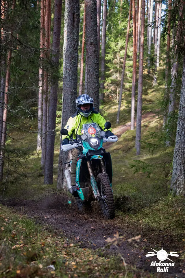 Alakonnu Ralli 2026: erkkollase jakiga sõitja läheneb mööda kitsast metsarada.