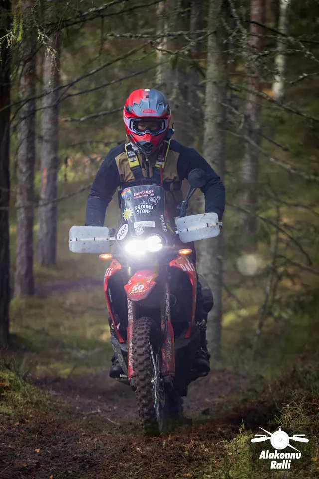 Alakonnu Ralli 2026: punase kiivriga mootorrattur läheneb põleva esitulega punasel rattal.