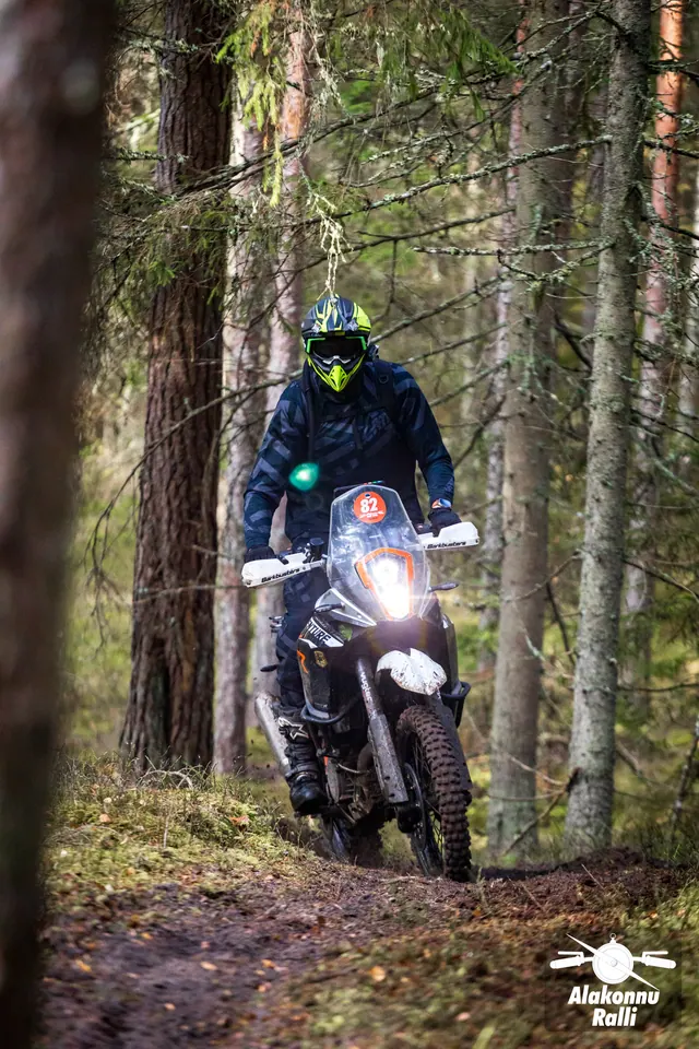 Alakonnu Ralli 2026: erksa kiivriga sõitja valgel mootorrattal metsarajal.