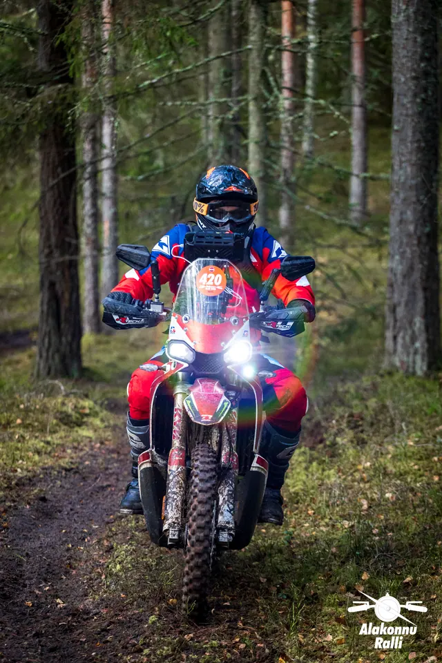 Alakonnu Ralli 2026: punases ja sinises varustuses sõitja põleva esitulega mootorrattal.