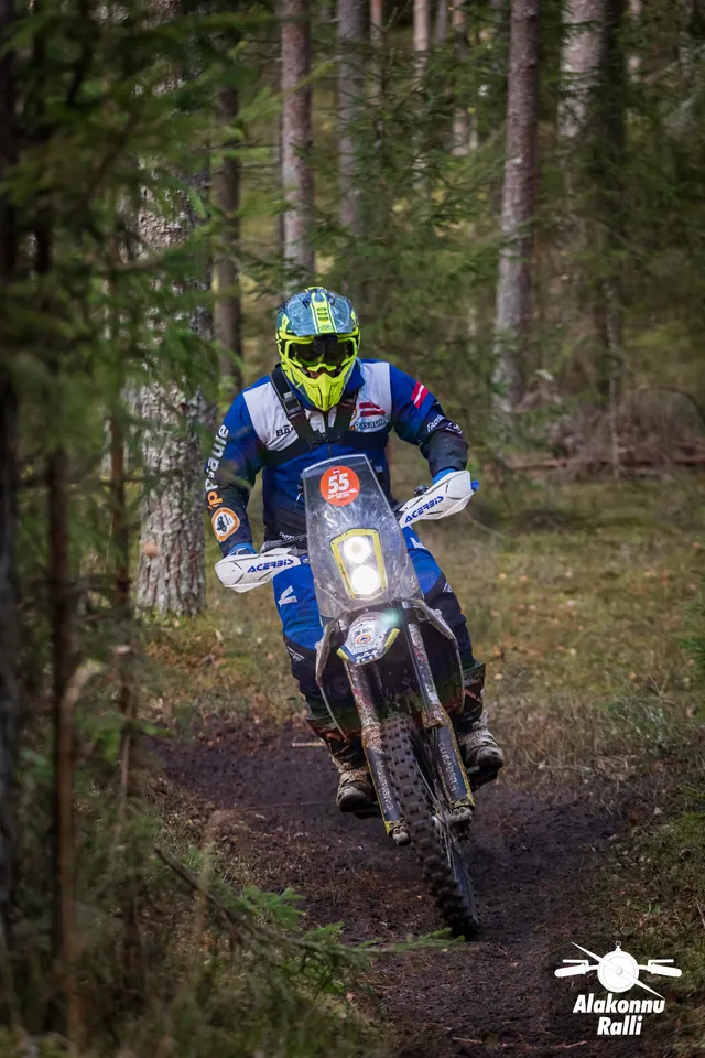 Alakonnu Ralli 2026: kollase kiivriga sõitja sinise ja kollase mootorrattaga metsarajal.