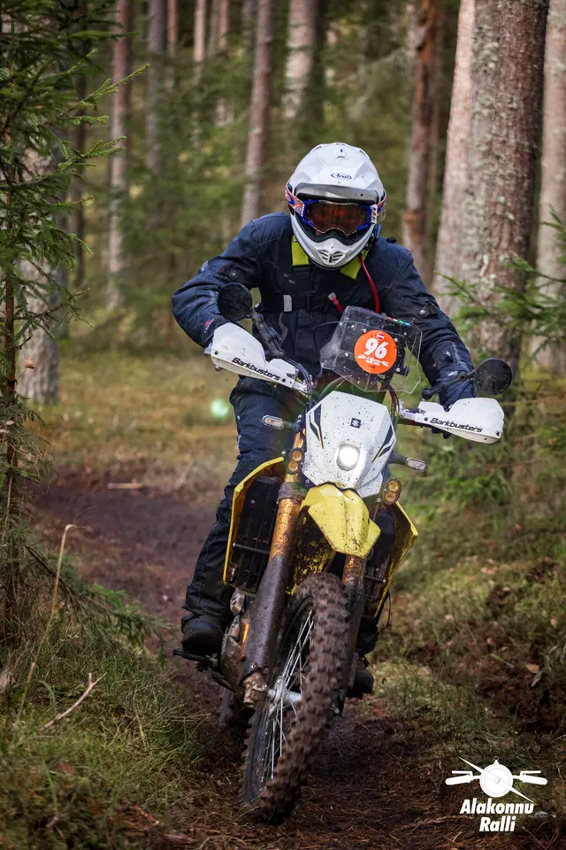 Alakonnu Ralli 2026: valge kiivriga sõitja kollasel mootorrattal kallutab metsakurvis.