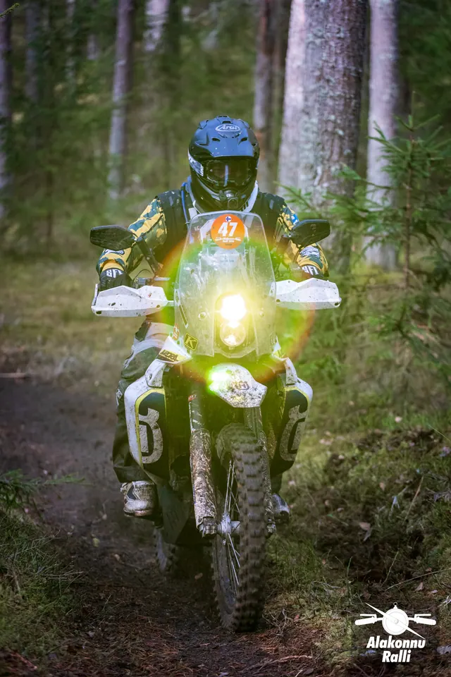 Alakonnu Ralli 2026: mootorrattur kollase esitulega rattal samblasel metsarajal.