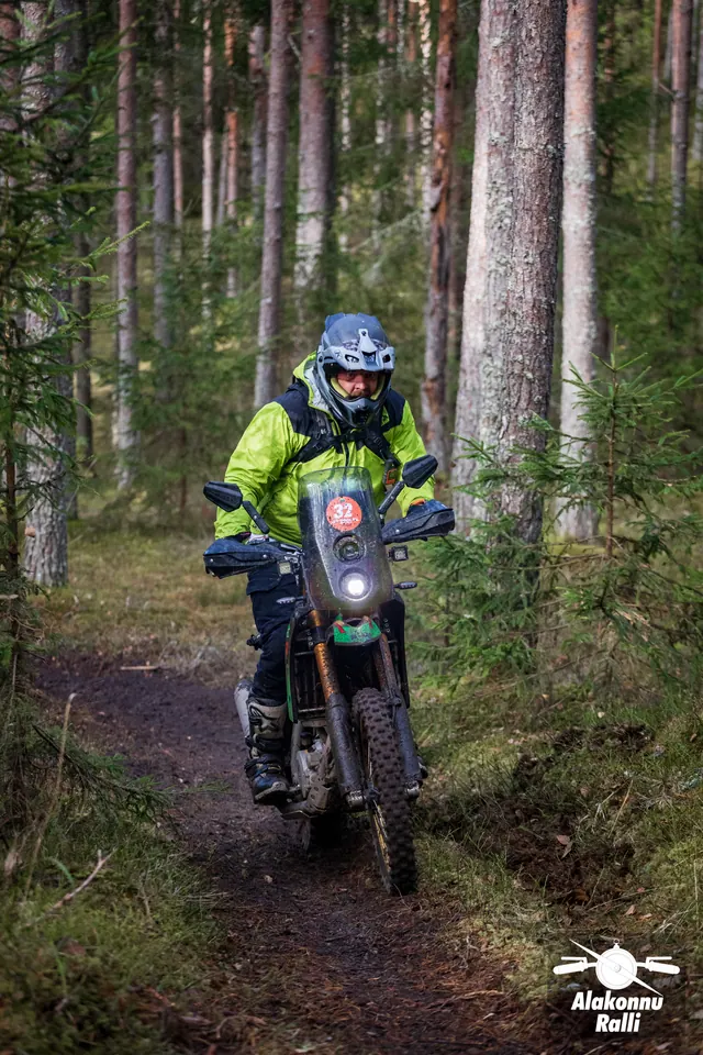 Alakonnu Ralli 2026: erkkollase jakiga mootorrattur sõidab läbi männimetsa.
