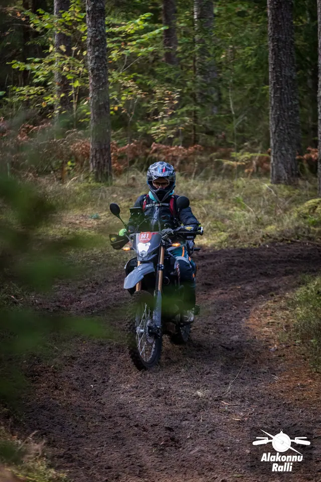 Alakonnu Ralli 2026: mootorrattur heledal rattal sõidab mööda looklevat metsarada.