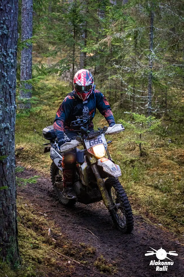 Alakonnu Ralli 2026: punase kiivriga sõitja heledal rattal läheneb metsaraja kurvis.