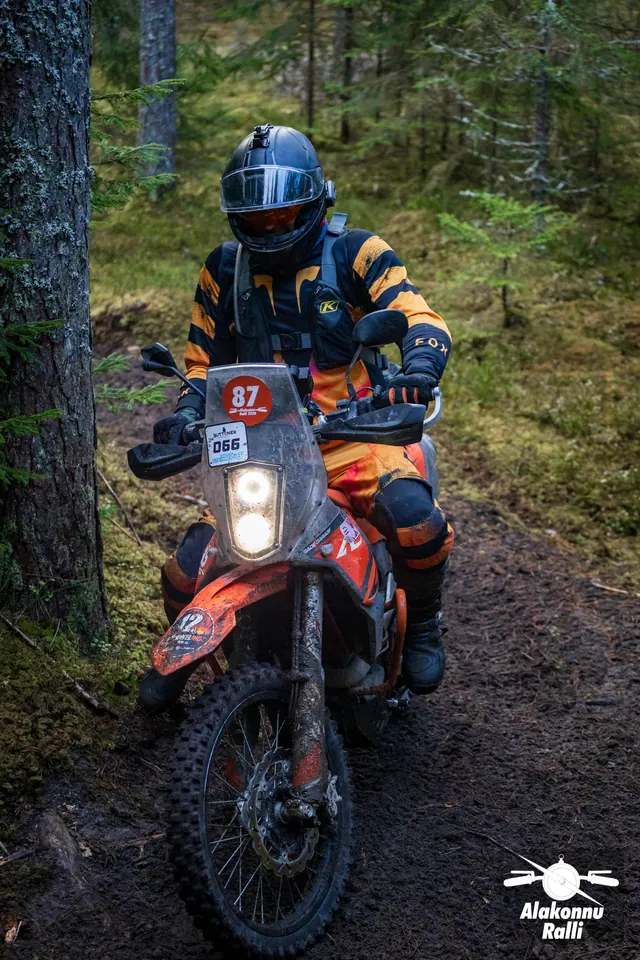 Alakonnu Ralli 2026: oranži ja musta varustusega sõitja oranžil matkaenduromootorrattal.