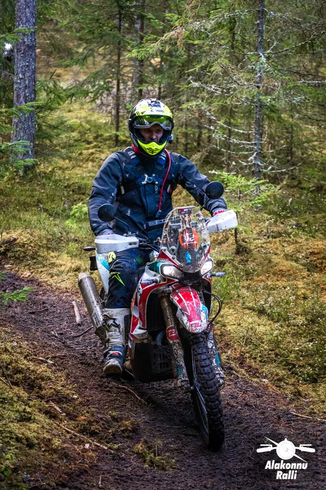 Alakonnu Ralli 2026: kollase kiivriga sõitja punase esiporilauaga rattal metsarajal.