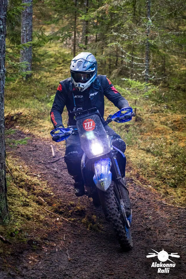 Alakonnu Ralli 2026: sinisel mootorrattal sõitja läheneb mööda metsarada.