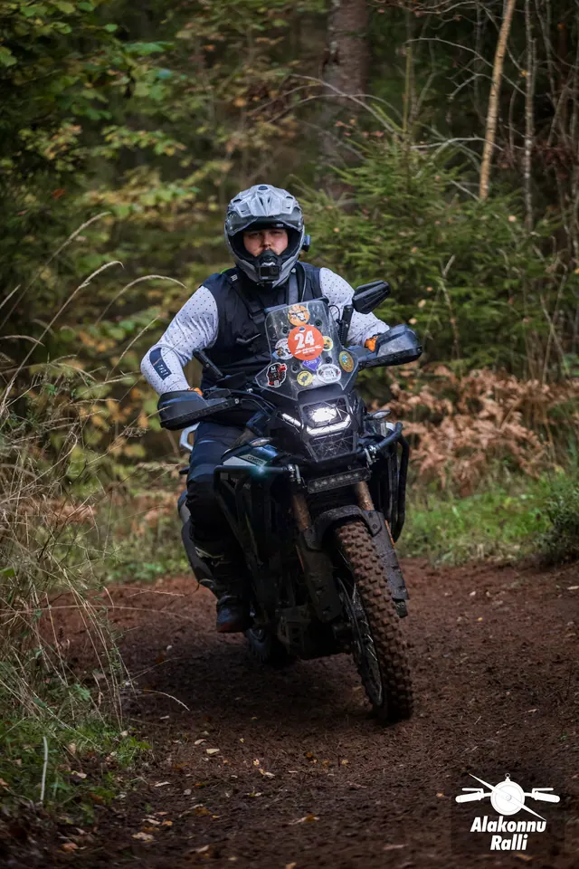 Alakonnu Ralli 2026: halli varustusega sõitja tumedal matkaenduromootorrattal metsas.
