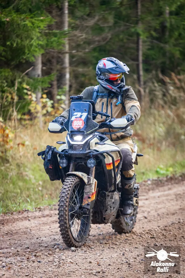Alakonnu Ralli 2026: pruunis sõiduvarustuses mootorrattur porisel matkaenduromootorrattal.