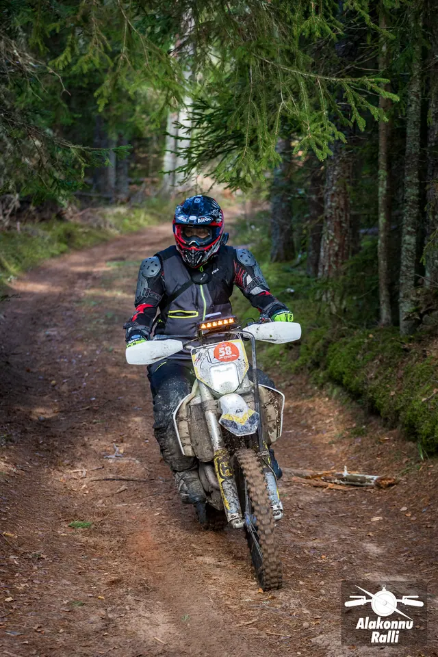 Alakonnu Ralli 2026: sõitja valgel enduromootorrattal mööda laiemat metsateed.