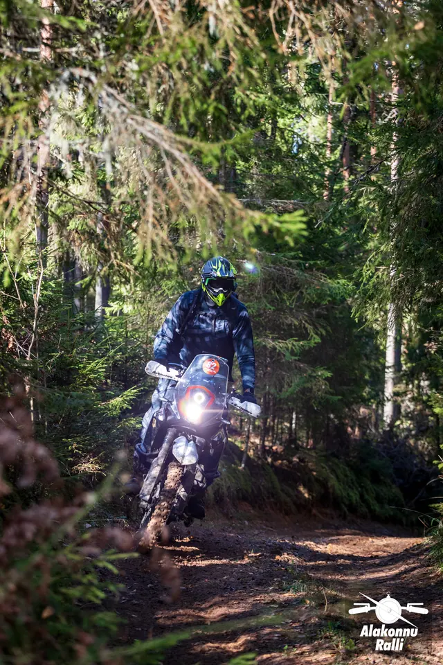 Alakonnu Ralli 2026: erksa kiivriga sõitja heledal mootorrattal kuuskede vahel.