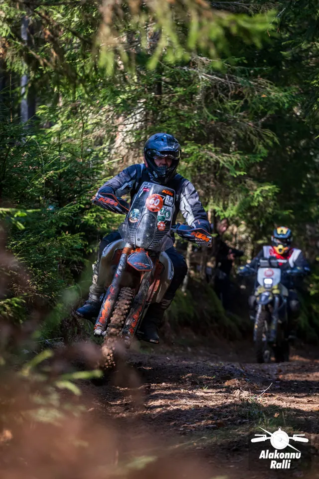 Alakonnu Rally 2026: two motorcyclists follow one another on a narrow forest trail.
