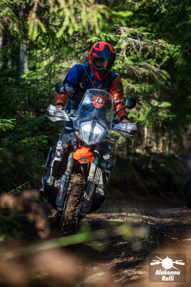 Alakonnu Ralli 2026: punase kiivriga sõitja tumedal oranžide detailidega matkaenduromootorrattal.