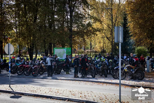 Alakonnu Ralli 2026: mootorrataste ja inimeste kogunemine sügiseste puude all tänava ääres.