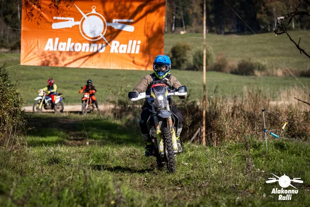 Alakonnu Ralli 2026: sinise kiivriga sõitja kollasel rattal, teised mootorratturid tagapool.