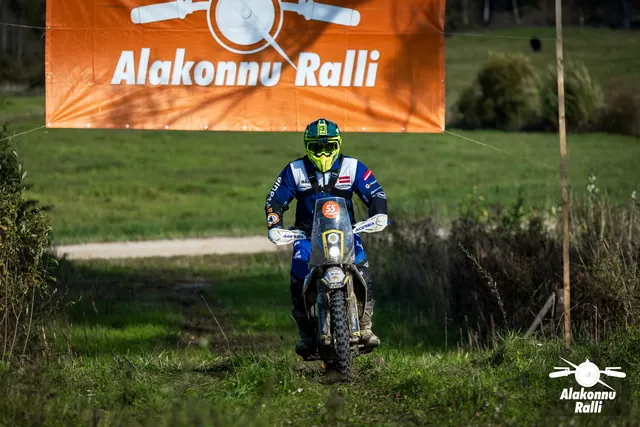 Alakonnu Ralli 2026: kollase kiivriga sõitja sinise ja kollase rattaga rohurajal.