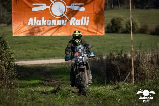 Alakonnu Ralli 2026: kollase kiivriga sõitja tumedal matkaenduromootorrattal rohurajal.