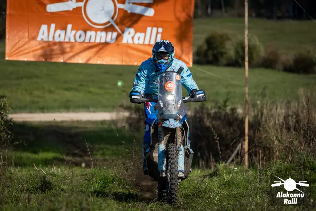 Alakonnu Ralli 2026: sinises sõiduvarustuses osaleja läheneb kõrge esiklaasiga mootorrattal mööda rohurada.