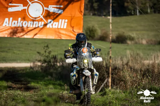 Alakonnu Ralli 2026: sõitja läheneb valgete käekaitsmetega mootorrattal mööda rohurada.