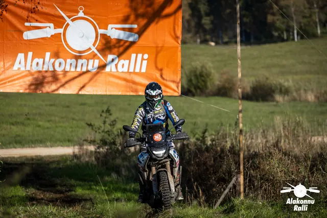 Alakonnu Ralli 2026: sinises ja kollases sõiduvarustuses osaleja läheneb kõrge esiklaasiga mootorrattal.