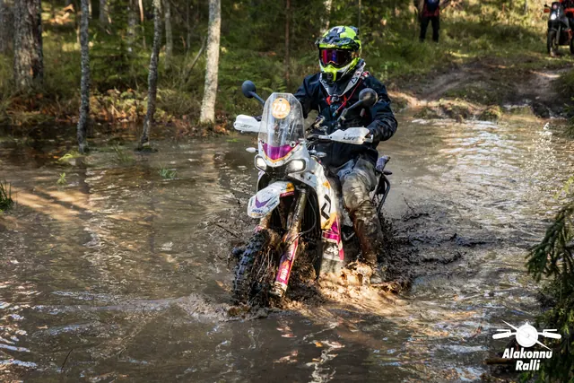Alakonnu Ralli 2026: kollase ja musta kiivriga sõitja läbib valgel mootorrattal metsaraja veetakistust.